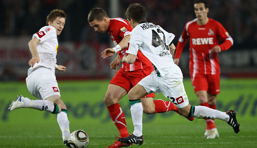 Die Nationalspieler Lukas Podolski (2.v.r.) und Marco Reus (r.) stehen im Mittelpunkt des Derbies
