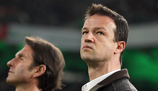 Stuttgarts Sportdirektor Fredi Bobic (r.) will auf dem Transfermarkt zuschlagen