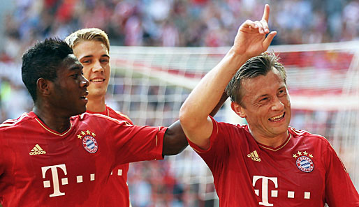 Bayern-Stürmer Ivica Olic (r.) mit David Alaba und Nils Petersen