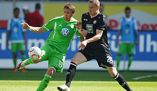 Adam Hlousek (r.) im Duell mit Wolfsburgs Mario Mandzukic