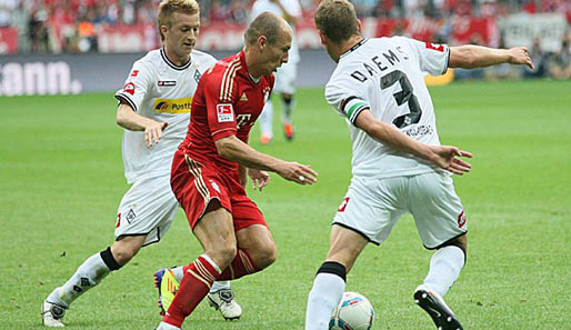 Arjen Robben (M.) vermutet, dass Marco Reus (l.) evtl. den Konkurrenz im München geschaut habe