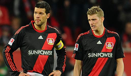 Michael Ballack (l.) und Lars Bender verloren mit Leverkusen gegen Heerenveen