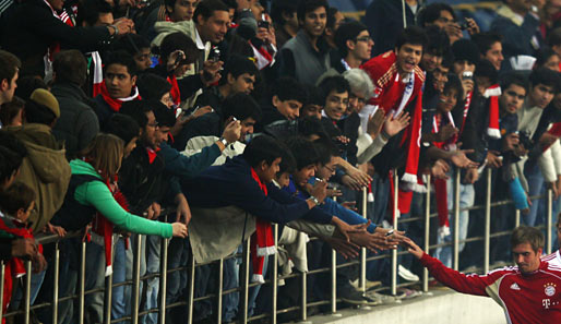 Philipp Lahm klatscht die Fans nach dem 4:0-Sieg gegen Indien ab