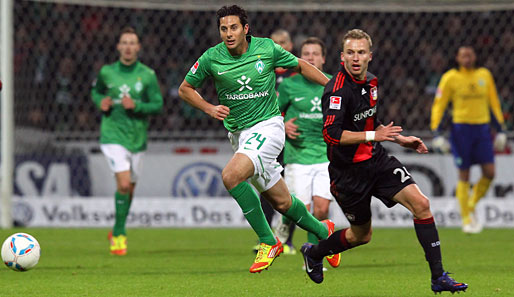 Um Werder-Torjäger Claudio Pizarro (l.) ranken sich Wechselgerüchte