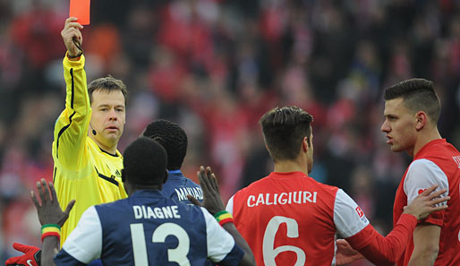 Schiedsrichter Markus Schmidt zeigt Fallou Diagne (Nummer 13) den roten Karton