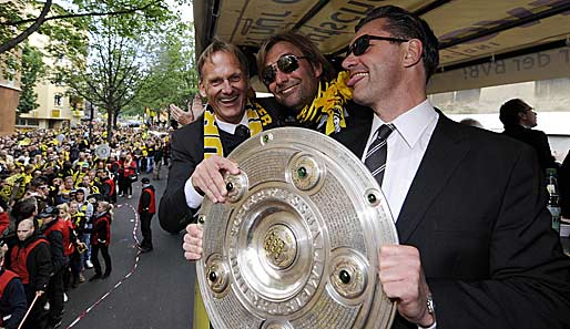 Dortmunder Troika: Hans-Joachim Watzke, Jürgen Klopp und Michael Zorc (v.l.) mit der Meisterschale