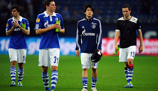 Atsuto Uchida (2. v.r.) ist bei Schalke nun wieder erste Wahl