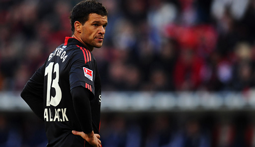 Michael Ballack ist einer der wenigen verbliebenen Mittelfeldspieler von Bayer Leverkusen