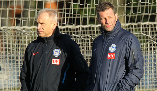 Michael Skibbe (r.) und Edwin Boekamp leiteten am Dienstag erstmals bei der Hertha das Training