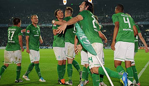 Auf Claudio Pizarro (2.v.r.) und Naldo (r.) fokussiert sich bei Werder Bremen vieles