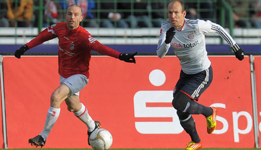 Arjen Robben (r.) trifft zum 2:0 gegen Rot-Weiß Erfurt