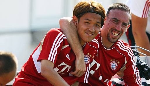 Takeshi Usami (l.) und Franck Ribery haben Spaß im Trainingslager