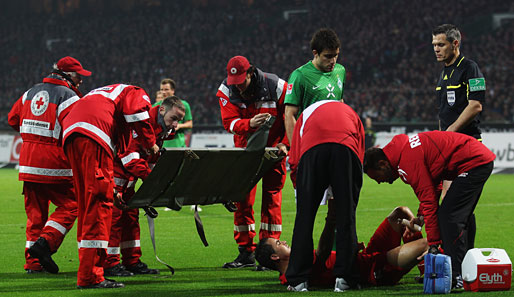 Ammar Jemal (am Boden) verletzte sich im Spiel gegen den HSV