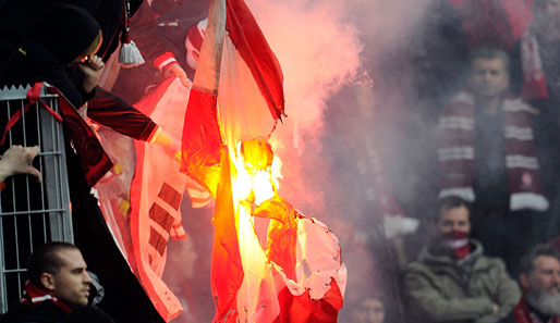 Anhänger des 1. FC Kaiserslautern verbrennen während des Spiels gegen Mainz 05 Fahnen