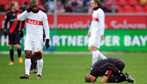 Leverkusens Lars Bender (r.) bekam im Spiel gegen Stuttgart einen Schlag aufs Sprunggelenk