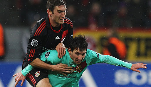 Leverkusens Spieler waren nicht nur in dieser Szene hinter dem Trikot von Lionel Messi (r.) her