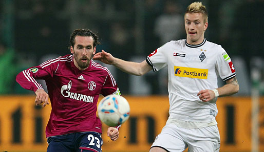 Christian Fuchs (l.) wird versuchen, Marco Reus (r.) und die Borussia auf Distanz zu halten