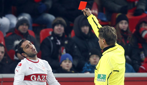 Nach seinem Foul an Leverkusens Andre Schürrle sah Cristian Molinaro in der Nachspielzeit glatt Rot