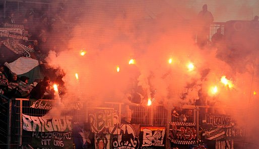 Fans von Hannover 96 zündet beim Auswärtsspiel gegen Hertha BSC Berlin Pyrotechnik