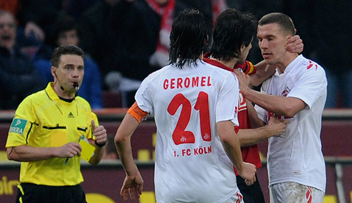Lukas Podolski (r.) ist nach seiner Roten Karte im Spiel gegen die Hertha gesperrt