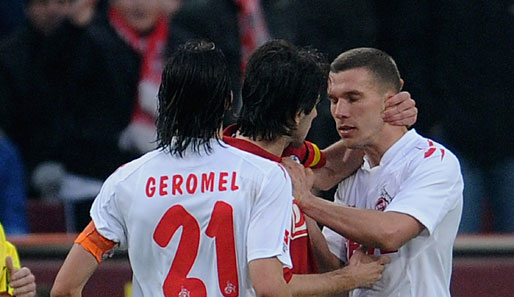 Lukas Podolski (r.) und Levan Kobiashwili liegen sich in den Haaren. Geromel will schlichten