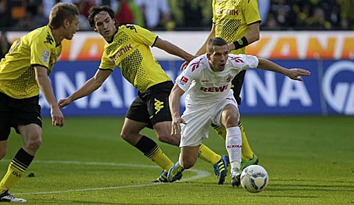 Im Hinspiel war Dortmunds Mats Hummels (M., gegen Kölns Podolski) eine der entscheidenden Figuren