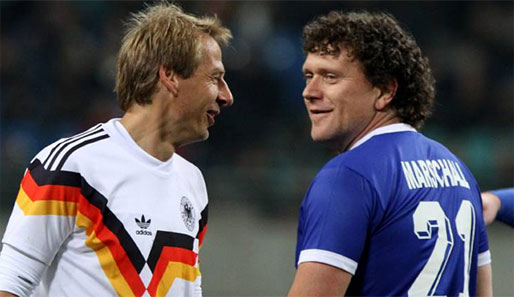 Olaf Marschall (r.) gegen Jürgen Klinsmann bei einem Revival-Spiel DDR gegen BRD