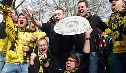 Fans von Borussia Dortmund feiern in der Innenstadt den Gewinn der Meisterschaft