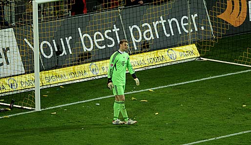 Manuel Neuer wurde vor Beginn der zweiten Halbzeit von den BVB-Fans mit Bananen begrüßt