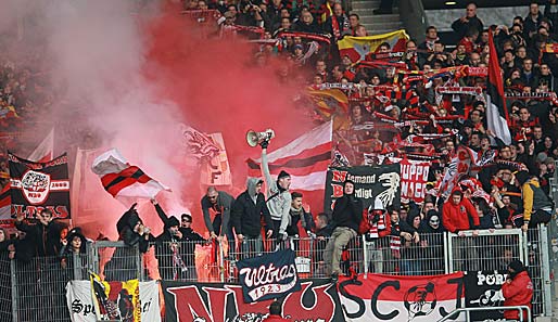 Im Spiel gegen den VfB Stuttgart zündeten die Fans bengalische Feuer - der Verein muss jetzt zahlen