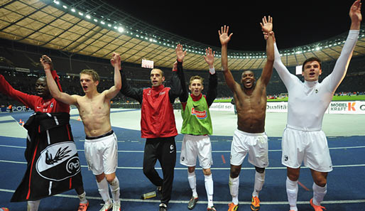 Die Spieler des SC Freiburg bejubeln den jüngsten Sieg bei Hertha BSC