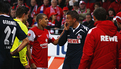 Im Spiel gegen Mainz wurde Lukas Podolski (M.) von einer Münze getroffen