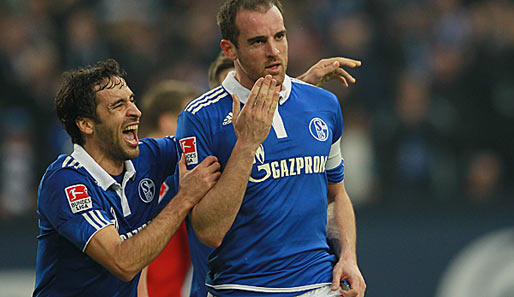Christoph Metzelder (r.) wird in dieser Saison nicht mehr für den FC Schalke 04 auflaufen können