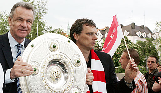 Ottmar Hitzfeld (l.) sieht den FC Bayern im Titelrennen gegen den BVB im Vorteil