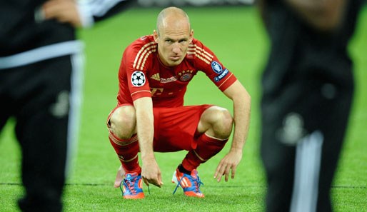 Arjen Robben kauert nach dem Champions-League-Finale enttäuscht auf dem Rasen
