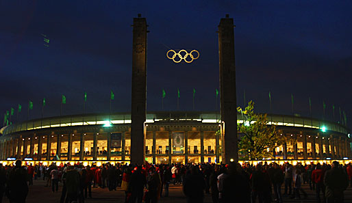 Rund um das Berliner Olympiastadion setzt die Polizei Spürhunde ein