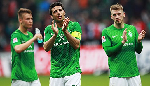 Claudio Pizarro (M.) wird in der kommenden Saison nicht mehr für Werder Bremen spielen