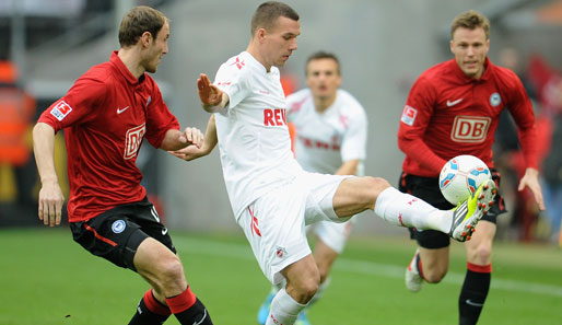 Lukas Podolski (M.) will Roman Hubniks (l.) Hertha im Fernduell hinter sich lassen