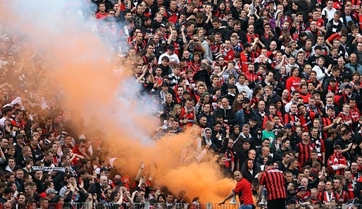 Fans von Eintracht Frankfurt fielen immer wieder durch den Gebrauch von Pyrotechnik auf