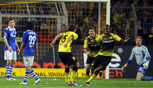 Nun also doch: Felipe Santana (r.) bleibt bei Meister Borussia Dortmund