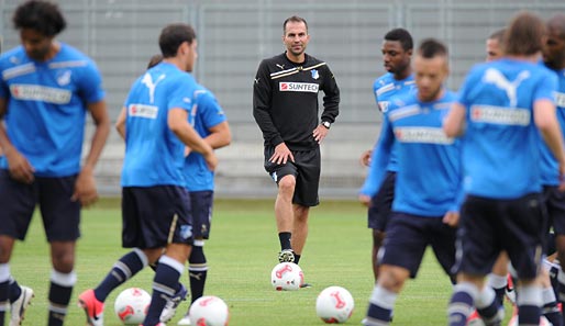 Hoffenheim-Coach Markus Babbel überwacht eine Trainingseinheit seiner Spieler