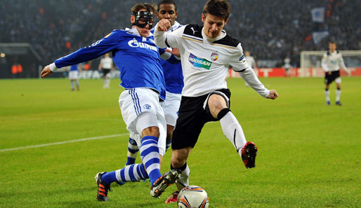Benedikt Höwedes (l.) ist der letzte Spieler, der beim FC Schalke 04 das Training aufnimmt