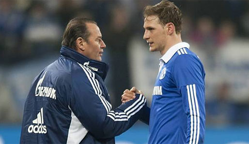Huub Stevens überlegt, ob Benedikt Höwedes beim FC Schalke 04 Kapitän bleiben soll