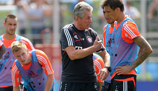 Jupp Heynckes (M.) erklärt Mario Mandzukic seine Rolle beim FC Bayern