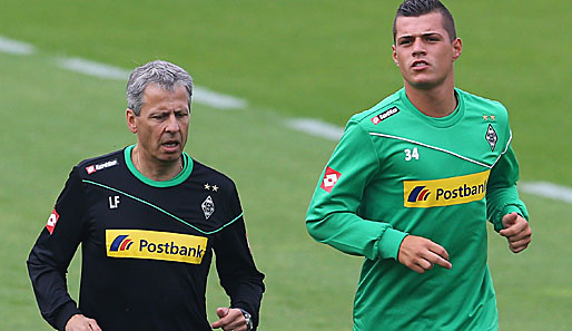 Lucien Favre (r.) beim Trainingsauftakt von Borussia Mönchengladbach mit Neuzugang Granit Xhaka