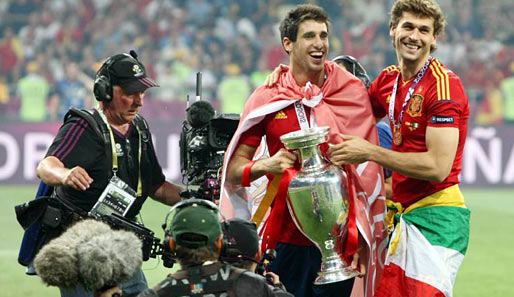 Javi Martinez (l.) und Fernando Llorente feierten mit Spanien den Gewinn der EM 2012
