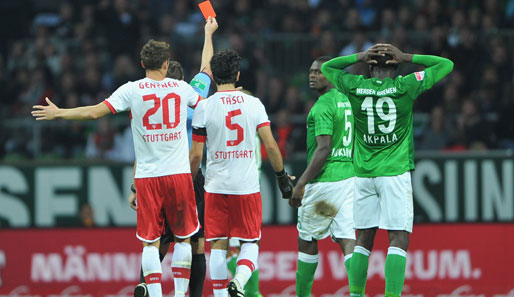 Assani Lukimya (Nr.5) sah gegen den VfB nur kurz nach seiner Einwechslung die Rote Karte