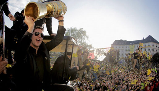 Sebastian Kehl feiert die Gewinne des DFB-Pokals und der Bundesliga im Mai 2012