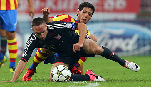 Franck Ribery (l.) im Zweikampf gegen Valencias Daniel Pajero (r.)