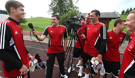 Patrick Rakovsky wird im Sommer-Trainingslager von seinen Mitspielern interviewt